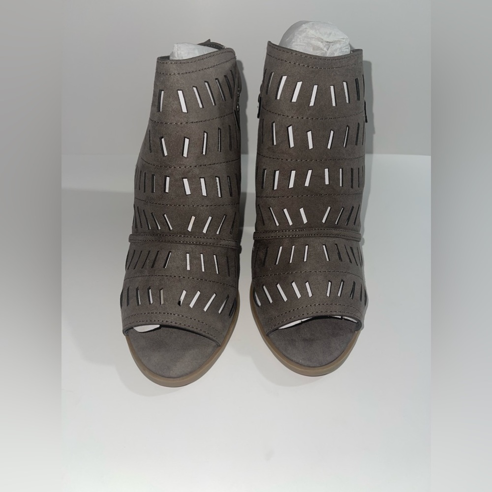 Christian Siriano Winter Hiver Peep Toe Sandals
Women's